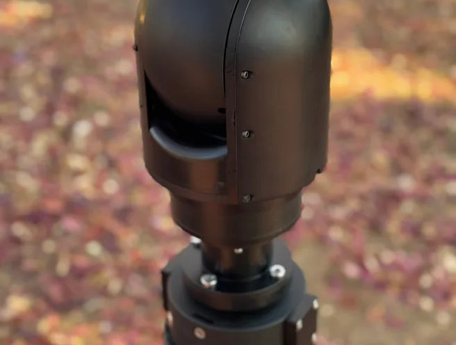 Rear view of the SEG10 gimbal head rotated away, mounted on the mast top clamp.