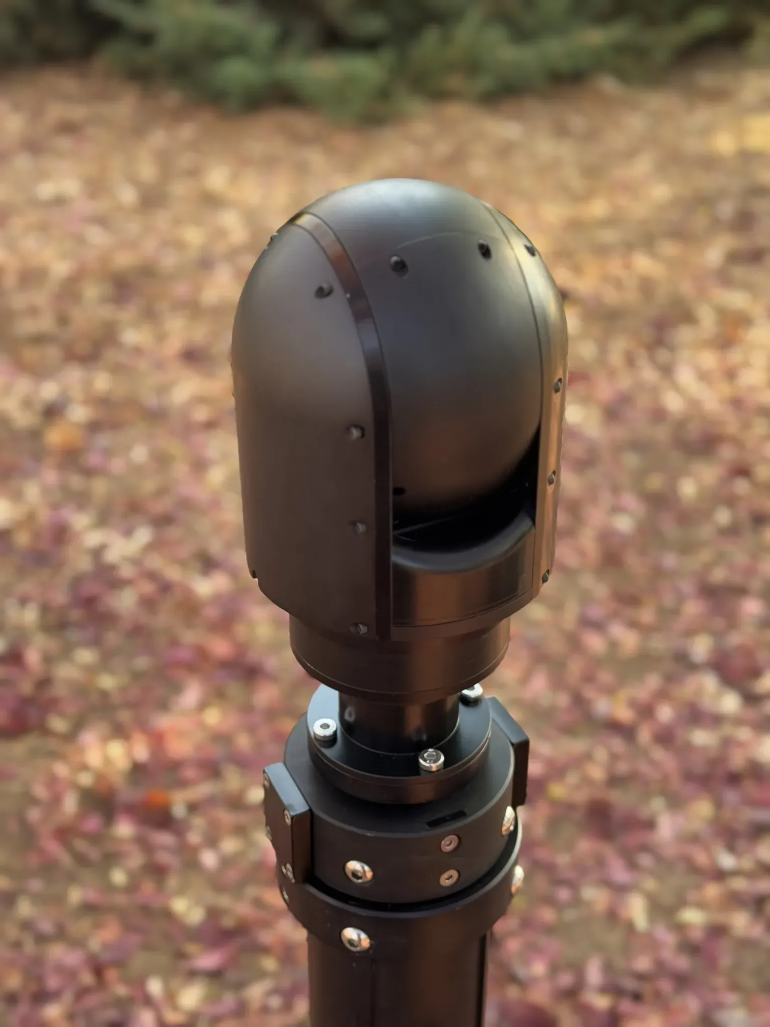 Rear three-quarter close view of the SEG10 gimbal turned away, mounted on the extended mast tube.