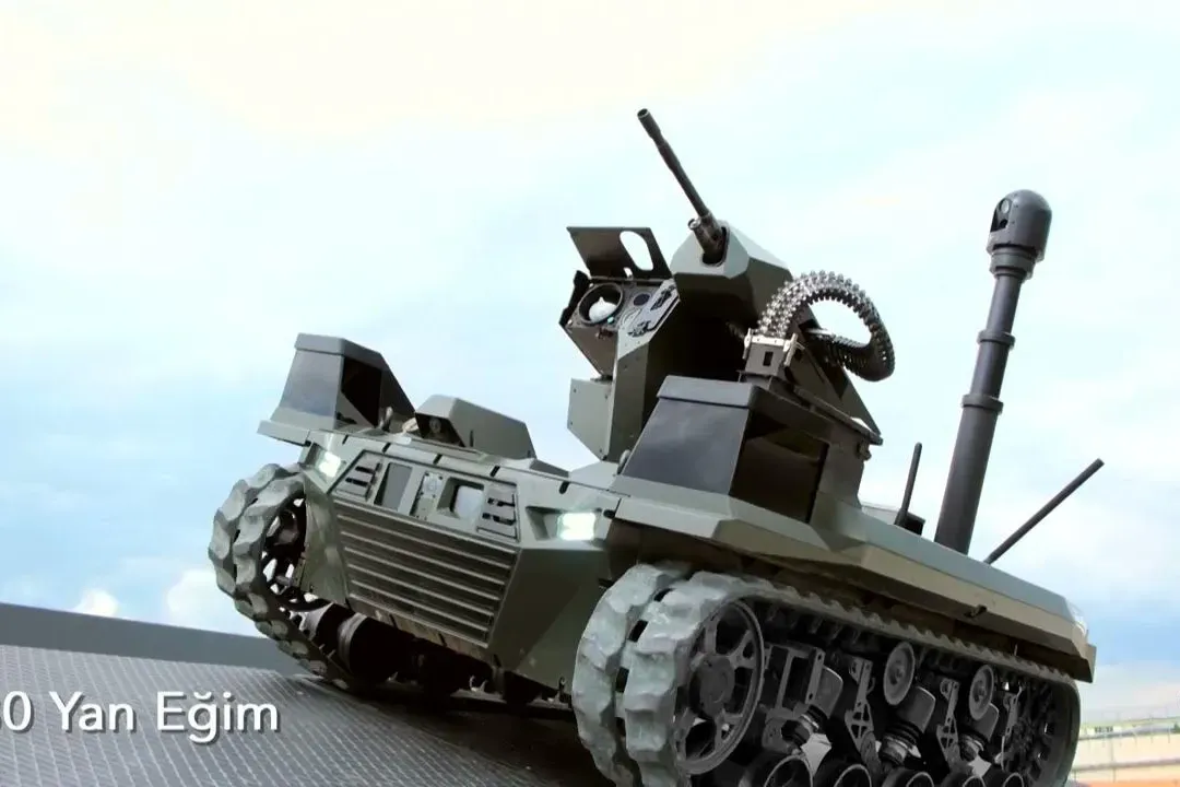 Olive tracked unmanned ground vehicle on a slope with Turkish caption reading thirty percent side incline.