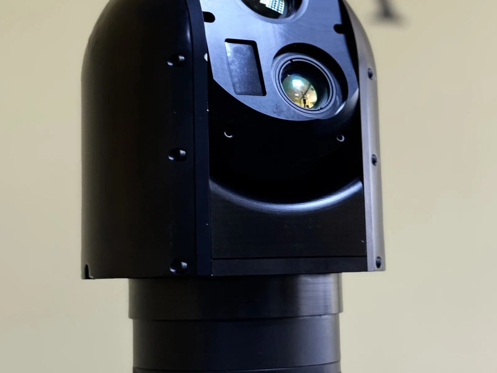 Head from a right three-quarter angle — the opposite view of the previous frame