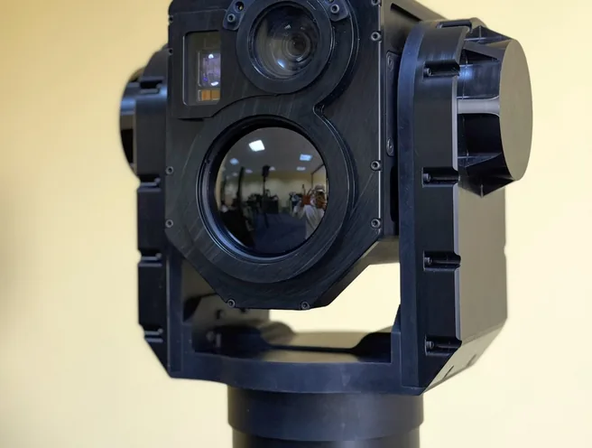 Front view of the SEG14 gimbal head in its open yoke frame mounted on the mast tube.