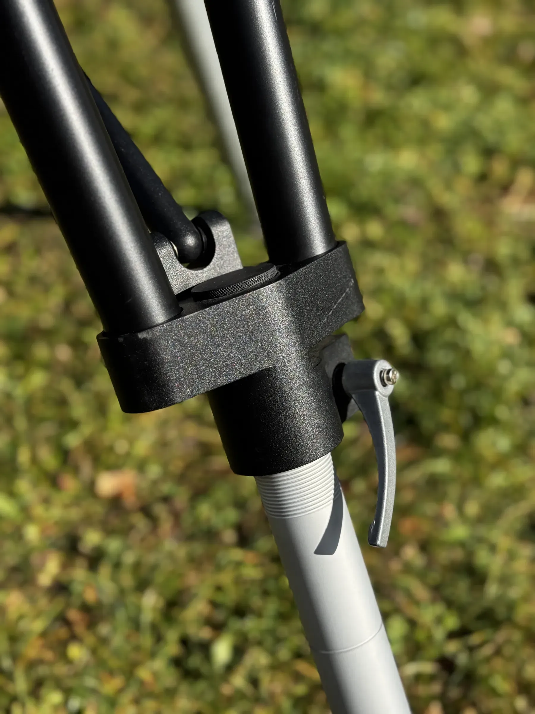 The quick-release lever on the leg extension
