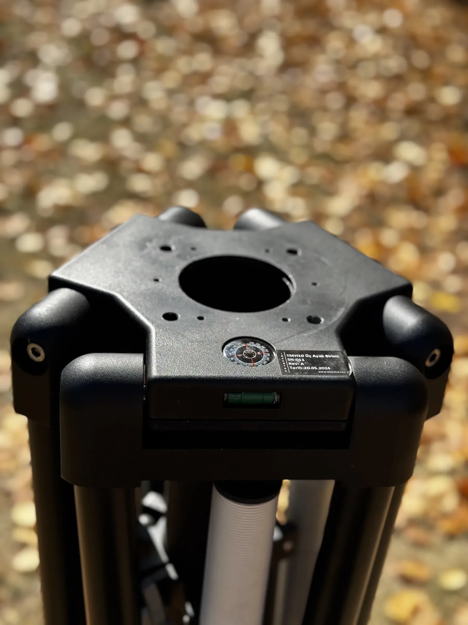 The product label on the mounting head