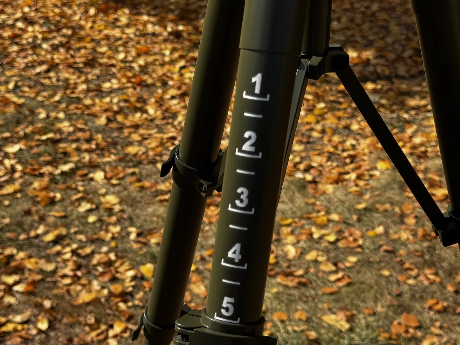Close view of the 1 to 5 height scale on a leg and its clamp lock