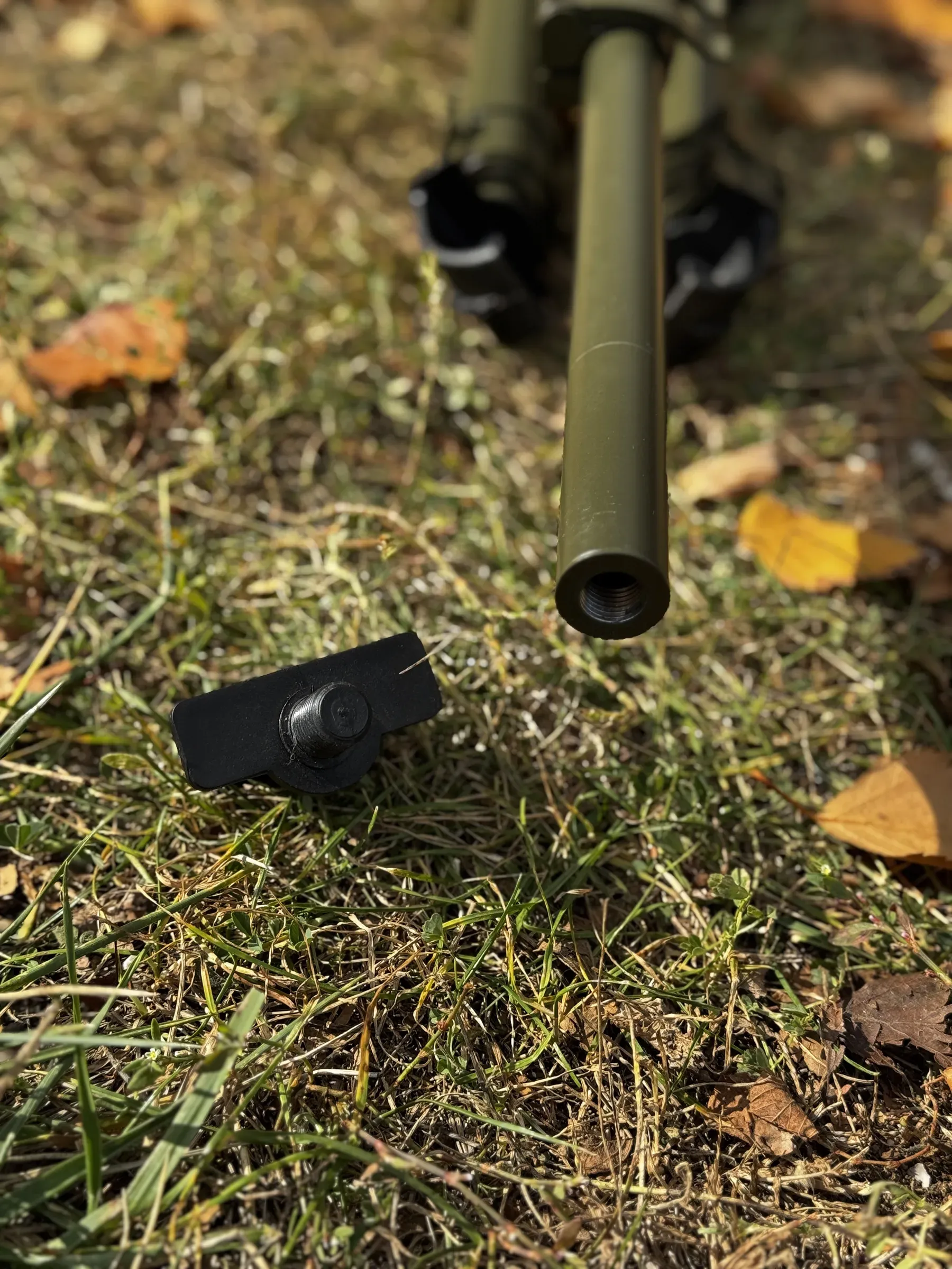 The leg tip and its detachable spade foot