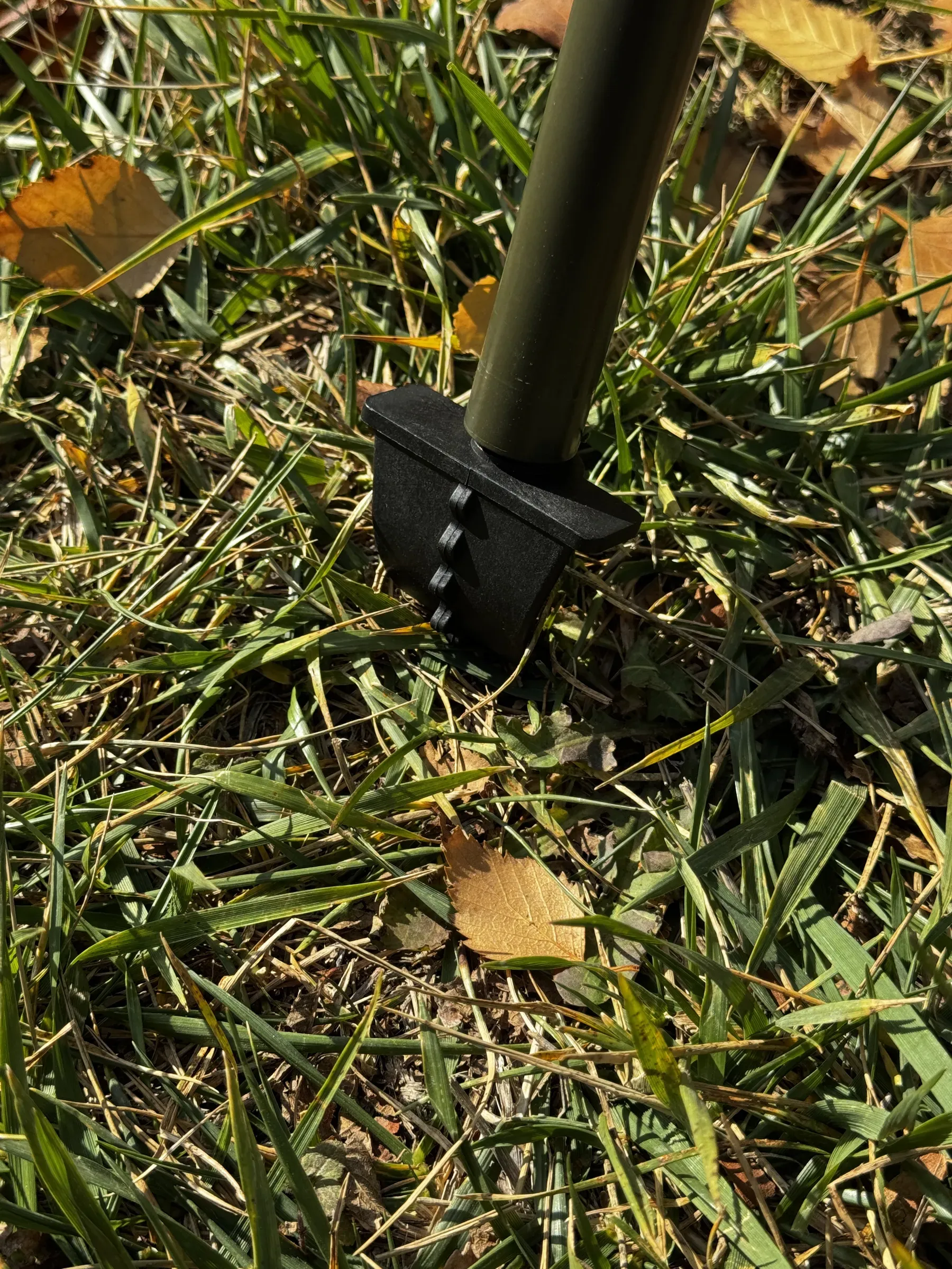The spade foot pushed into the grass