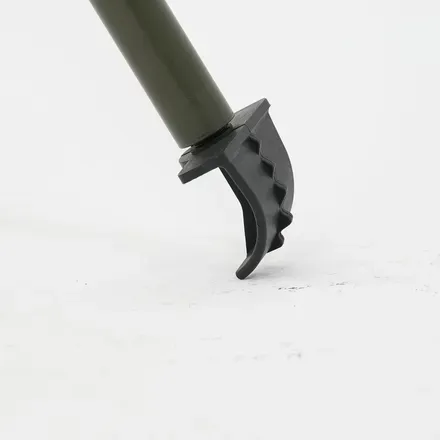 The toothed spade foot on the leg tip