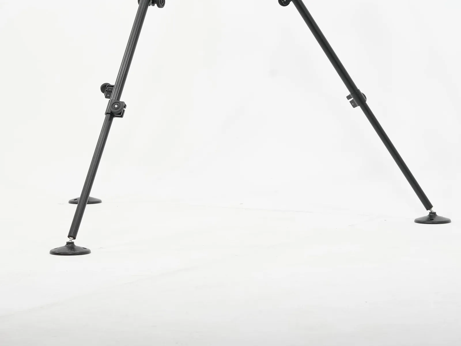 Full height in a vertical frame, showing the telescopic centre column and the brace rods