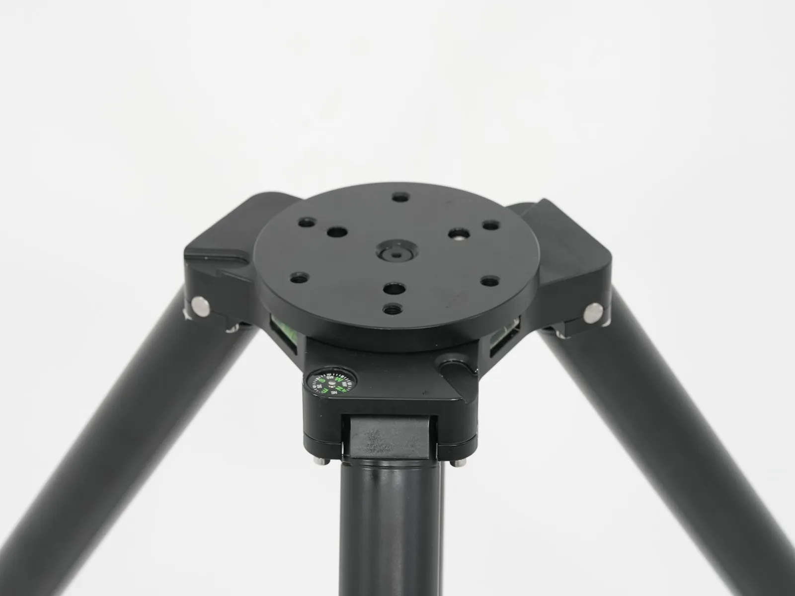 Close view of the round top adapter plate, compass and spirit level — the mounting interface