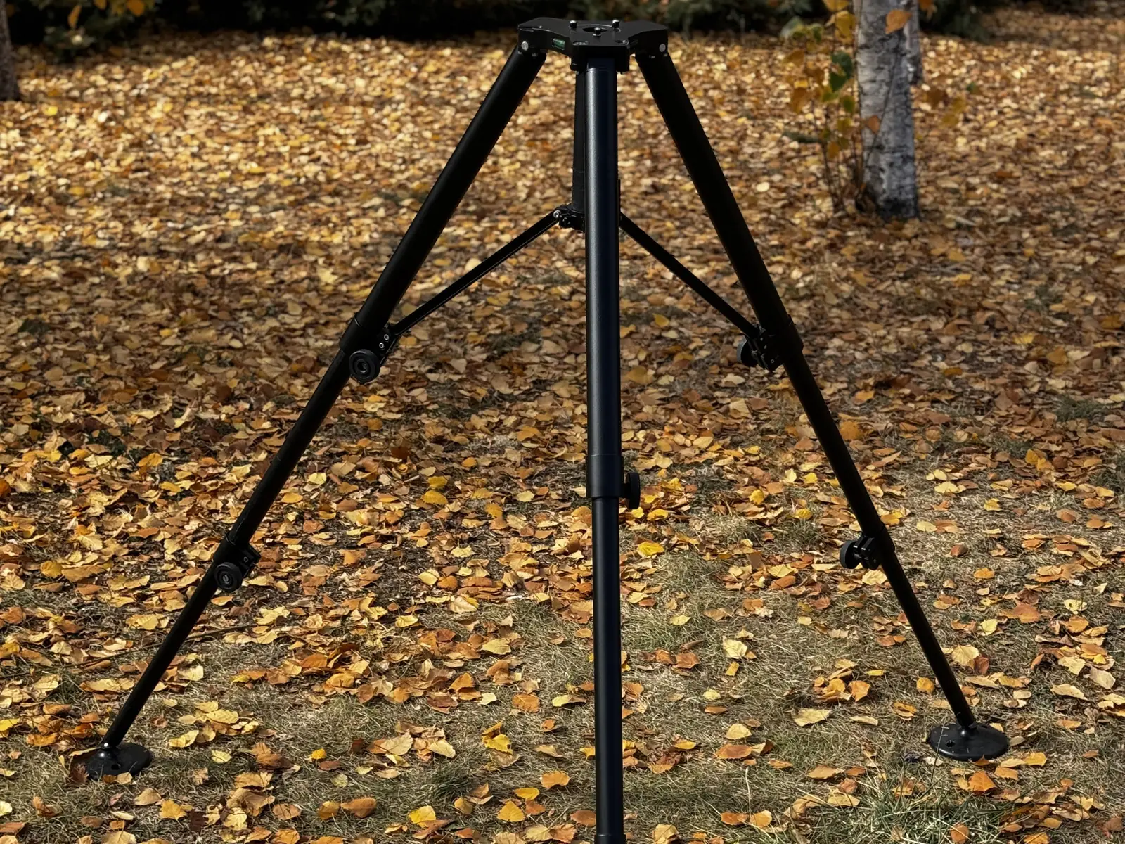 Centre column extended to the ground as a fourth support, set up in the field
