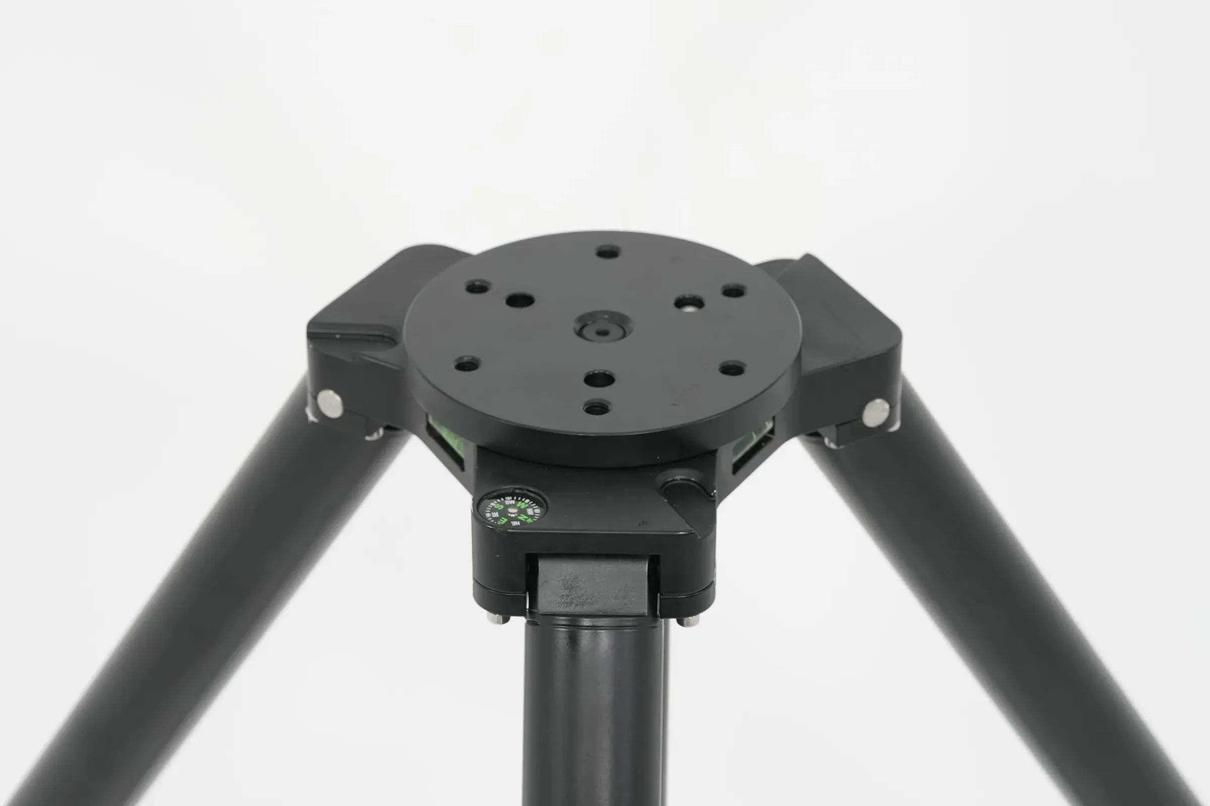The round mounting plate and the compass