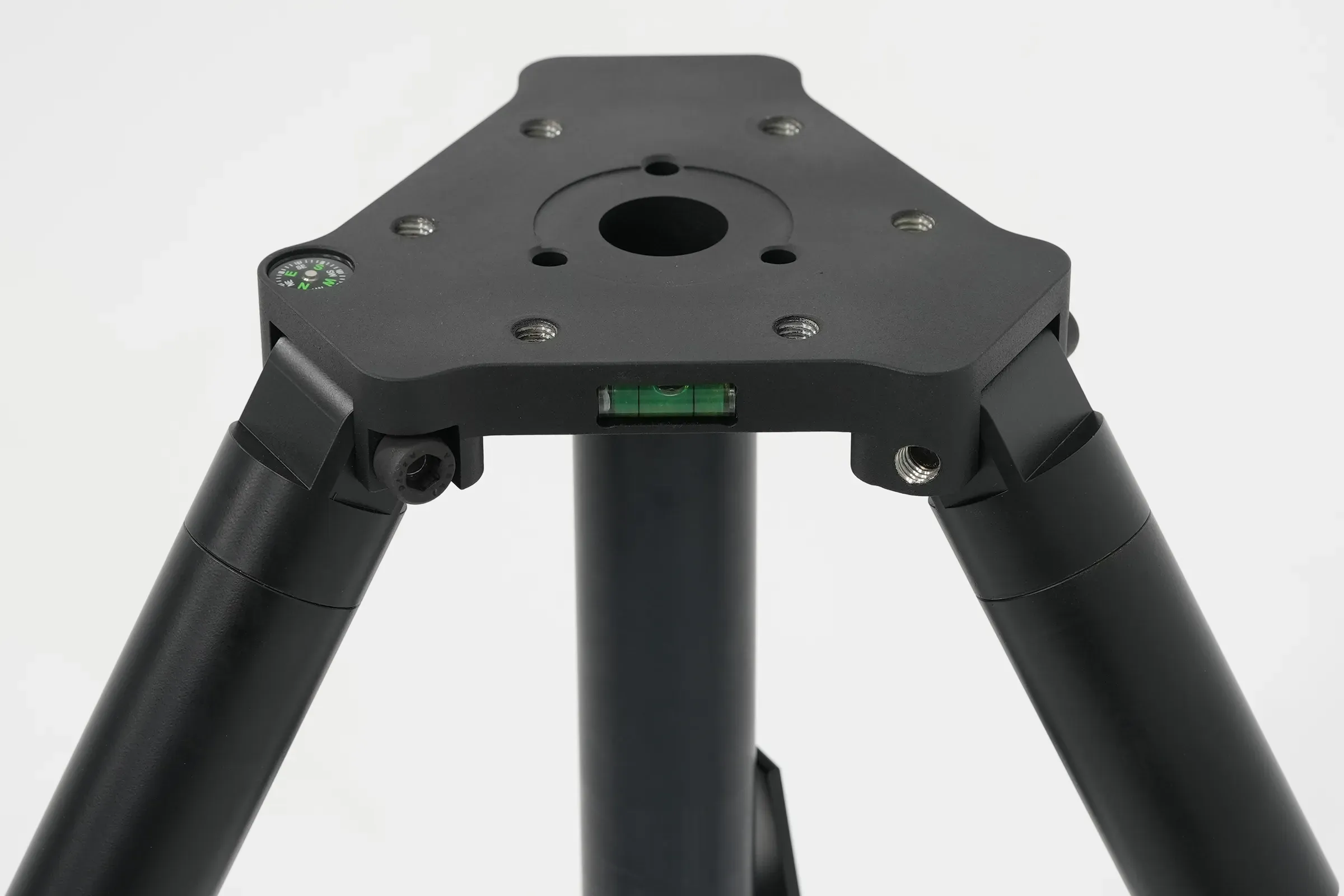 The head plate with its level and compass